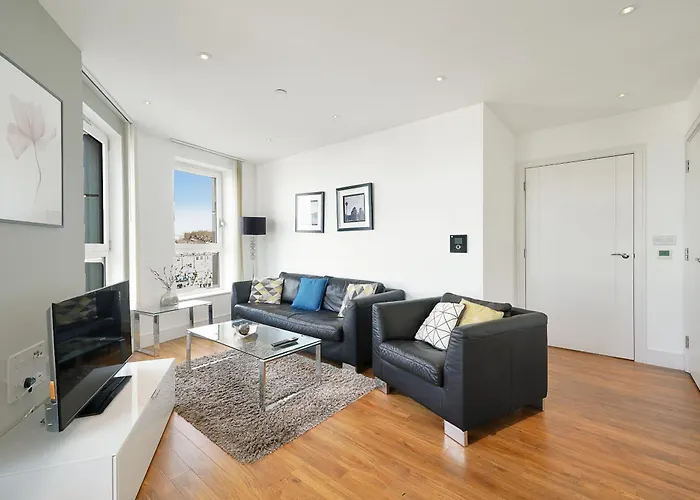 Modern 2-Bedroom Flat Near Emirates Stadium - Central London Stay
